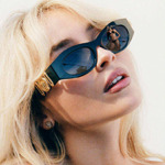 Retro oválné brýle v moderním pojetí se zabarvenými skly a masivnějšími obroučkami nosí třeba zpěvačka Sabrina Carpenter.