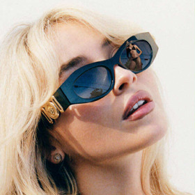 Retro oválné brýle v moderním pojetí se zabarvenými skly a masivnějšími obroučkami nosí třeba zpěvačka Sabrina Carpenter.