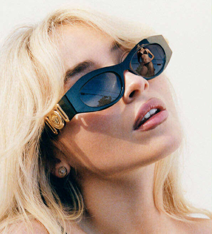 Retro oválné brýle v moderním pojetí se zabarvenými skly a masivnějšími obroučkami nosí třeba zpěvačka Sabrina Carpenter.