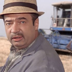 Plechová kavalerie sleduje pracovní i osobní příběhy party kombajnérů z Nepomuku.