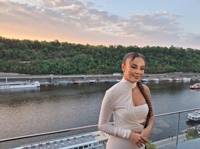 Spokojené rodinné zázemí se velmi pozitivně odráží i na její umělecké tvorbě a celkovém pozitivním vyzařování.