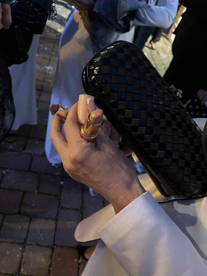 Kabelka Andrey Verešové ukrývala také jednu rtěnku Dior. 