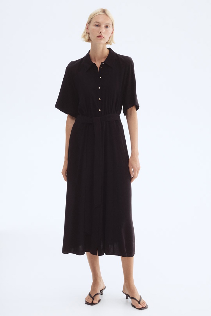 Stylistka doporučuje košilové šaty. (H&M)