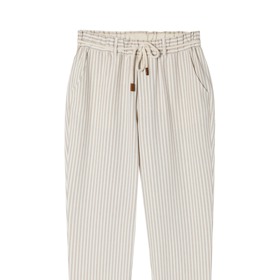 Základem jejího outfitu jsou kalhoty s proužkem na šňůrku v pase. Našli jsme podobné u značky Tatuum za 1 999 Kč.