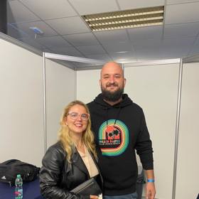 Redaktorka Lifee Veronika Nováková s Pokáčem v zákulisí jeho koncertu v Karlových Varech.