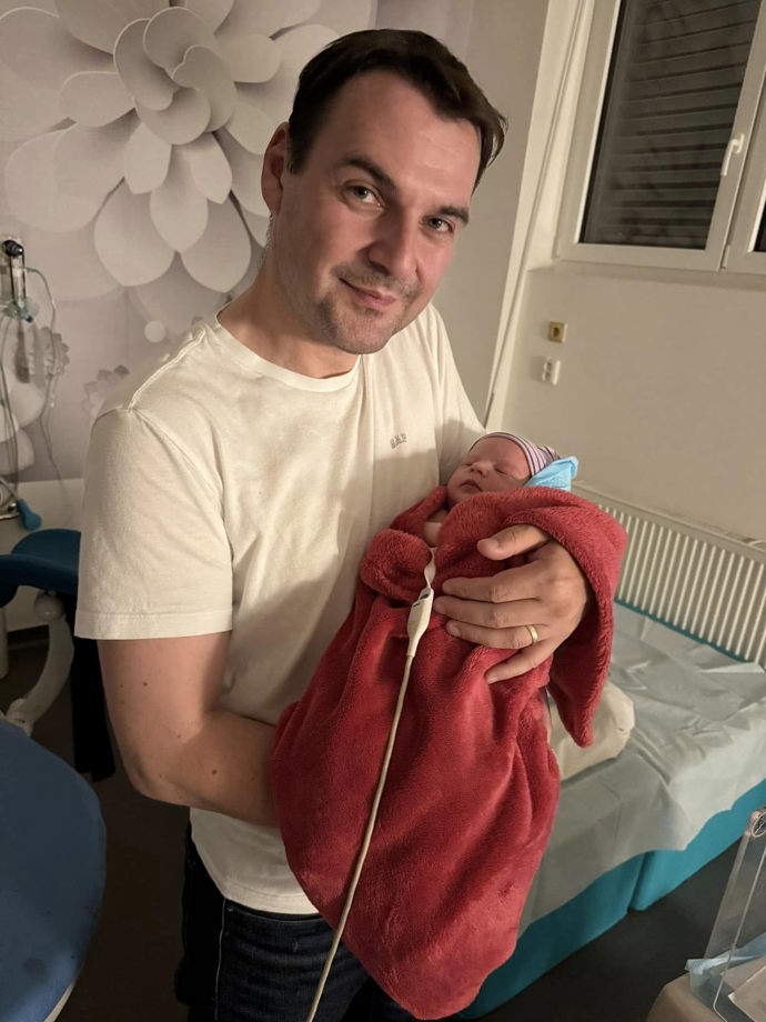 Petr Macinka se stal podruhé tatínkem.