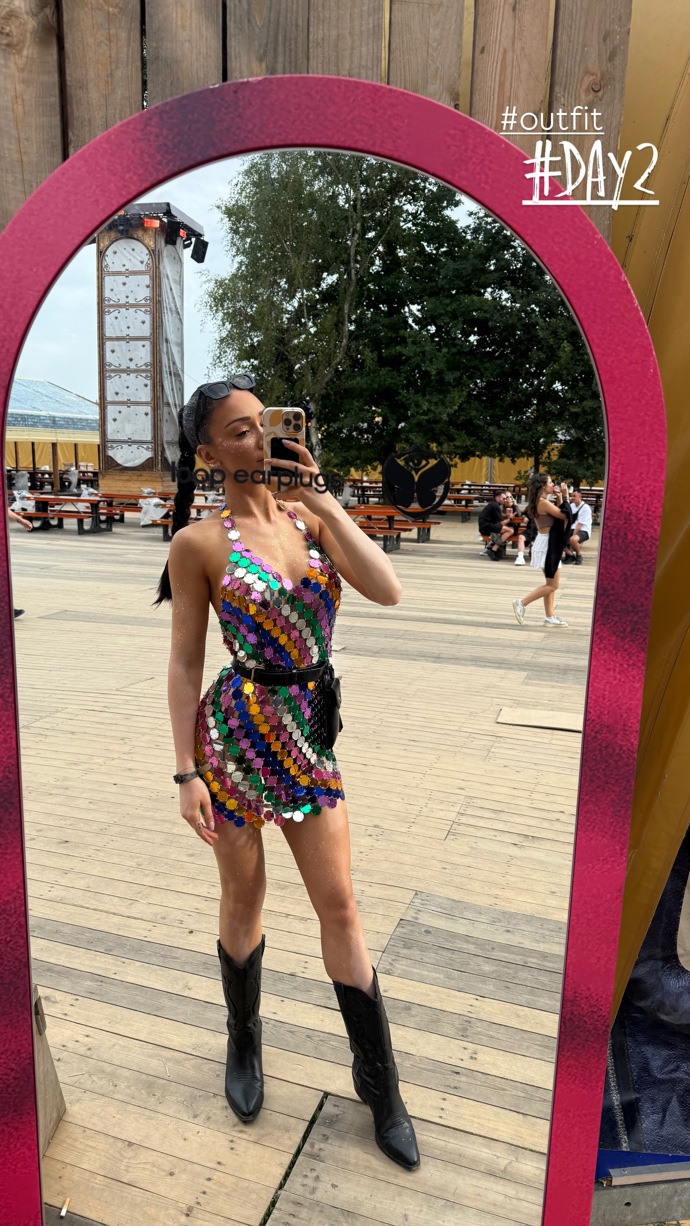 Veronica druhý den změnila outfit.