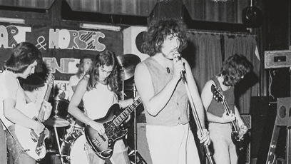 FOTO: Původní zpěvák Iron Maiden Paul Mario Day zemřel.