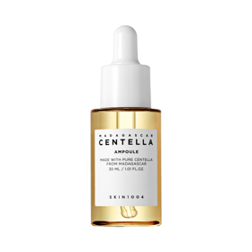 Po prvních třech krocích si pleť vyžaduje péči, tu jí dodám nejprve pomocí séra, které podporuje kolagen v pleti a působí jako většina mnou vybraných produktů protizánětlivě. Skin1004 Centella, vyživující pleťové sérum s centella asiatica, 30 ml, 254 Kč, Hebe.cz