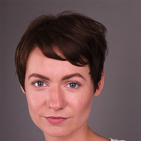 Vážněji vypadala herečka v krátkém elegantním sestřihu a tmavě hnědé barvě.