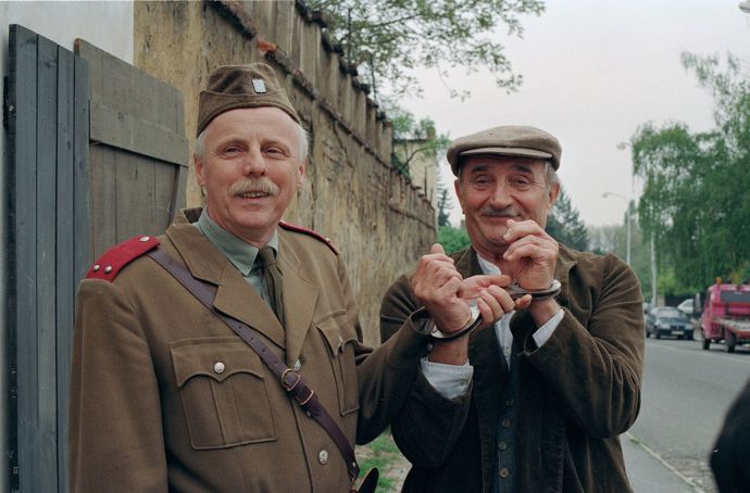 Ve druhém příběhu musí eskortovat do věznice recidivistu a podvodníka Holuba. (na snímku Petr Brukner a Josef Somr)