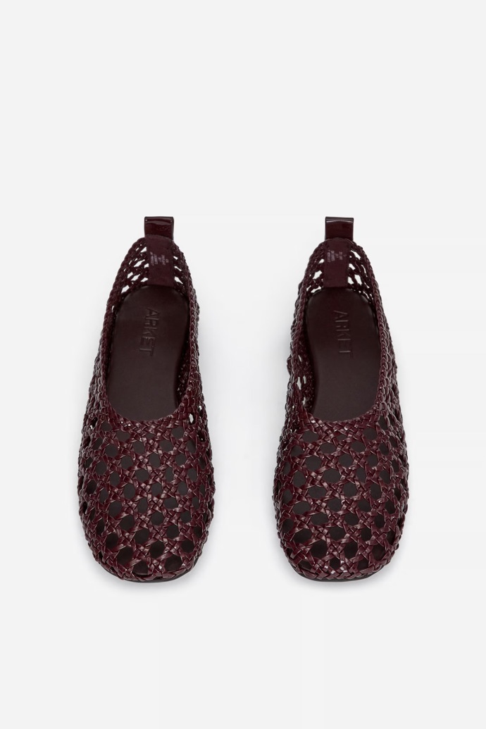 Místo bílých tenisek by ovšem ke kostýmku stylistka poradila jiné boty. Například baleríny (H&M)