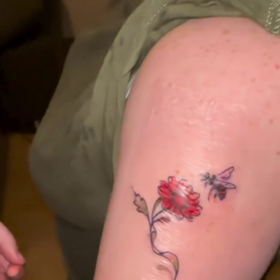Tři ženy si nechaly vytetovat stejný symbol.