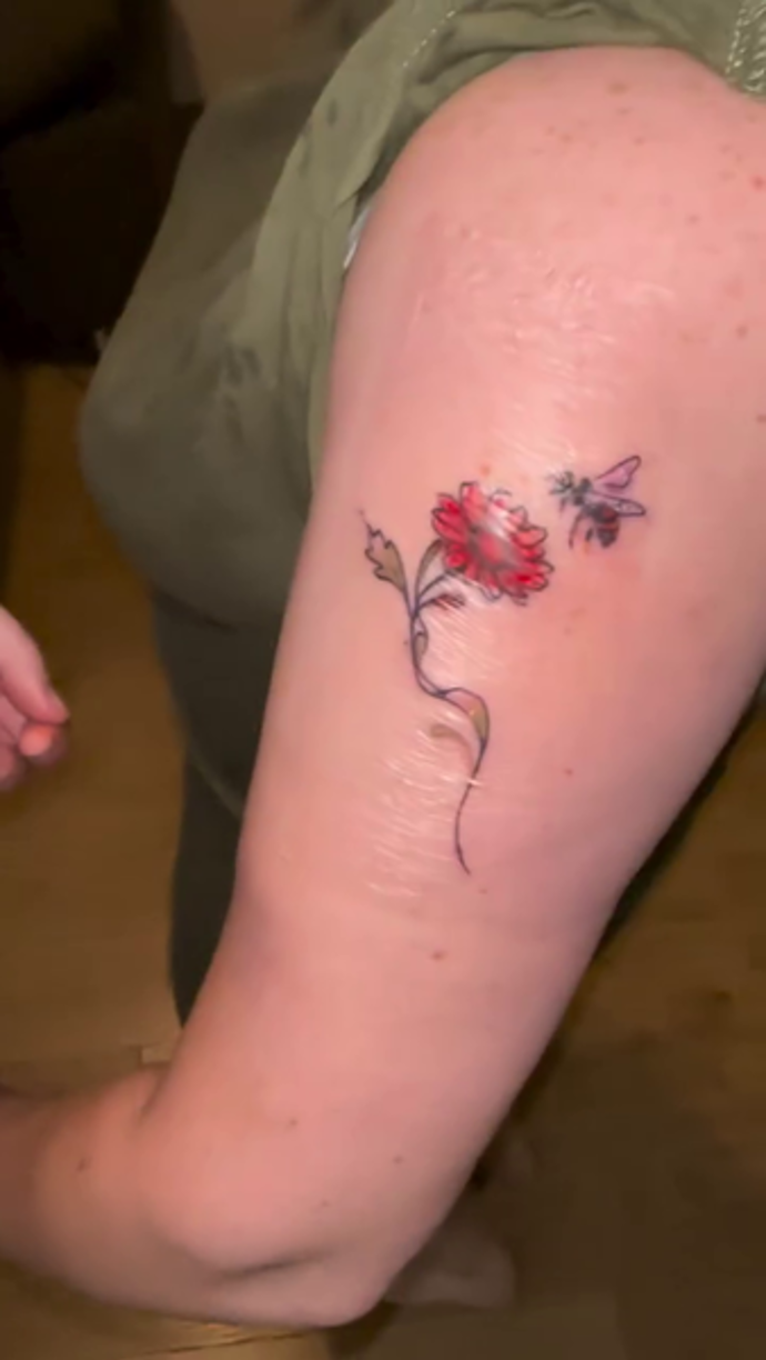 Tři ženy si nechaly vytetovat stejný symbol.
