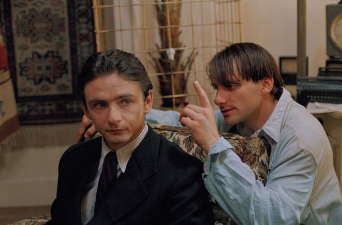 V první povídce má mladý strážmistr Zahrádka dostat do blázince vyšinutého vynálezce (na snímku Michal Suchánek a Radek Holub).