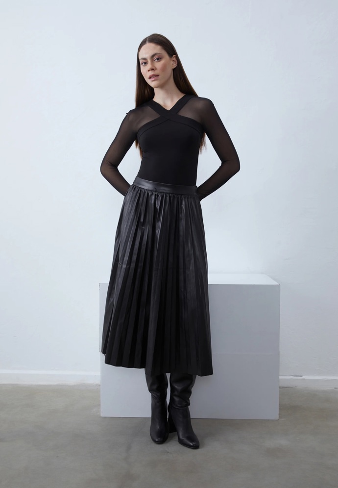 Stačilo by právě vyměnit jen top, například za tento s průhlednými rukávy.  (Zalando)