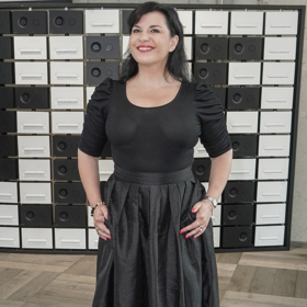 Andrea Kalivodová se podle stylistky zbytečně rozšiřuje kombinací objemné sukně a zároveň nabíraných rukávů u topu. 