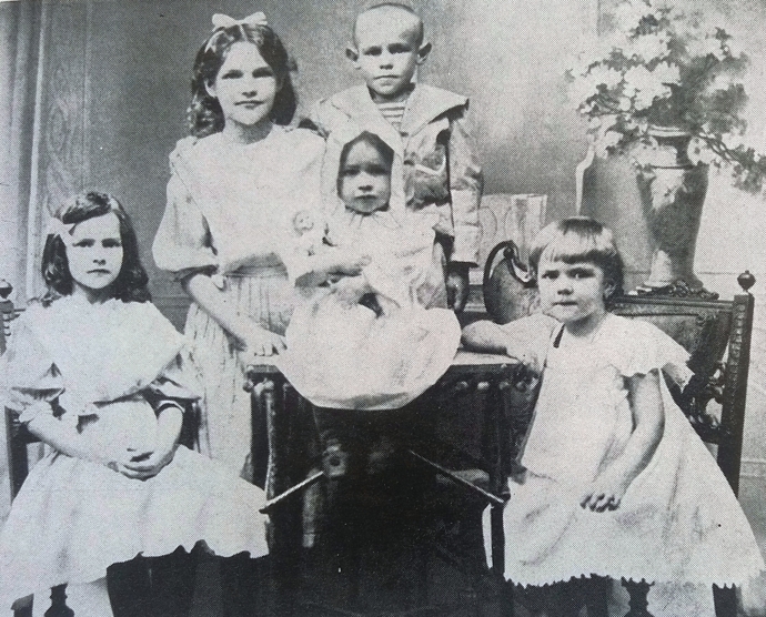 Děti manželů Marie a Oldřicha Svobodových. Anna se na snímku nachází zcela vpravo.