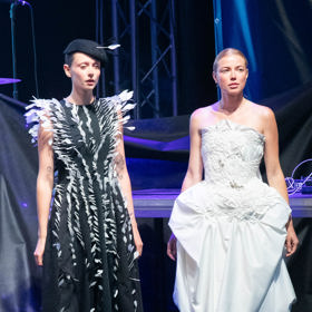 Stella Ginger (na snímku vlevo) podědila půvaby po mamince - a ve tváři jsou si také nápadně podobné. Na přehlídkovém mole v Karlových Varech se rozhodně neztratila.