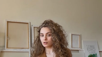 FOTO: Lily vlastní studio se svými obrazy.