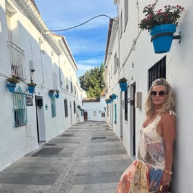 Jeho žena Monika Babišová si také užívá dovolenou, ale po svém.