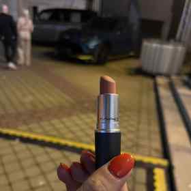 Oblíbenou rtěnku nám ukázala Eliška Bučková ochotně ukázala.