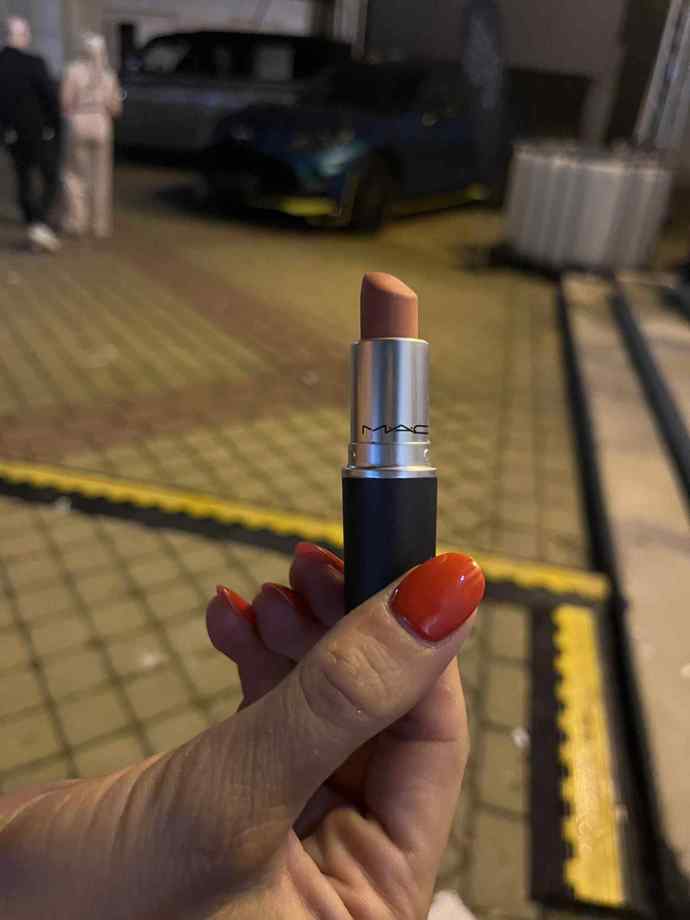 Oblíbenou rtěnku nám ukázala Eliška Bučková ochotně ukázala.
