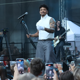 Na karlovarském filmovém festivalu nechybí bohatý hudební program. O jeho součást se postaral i zpěvák Ben Cristovao.