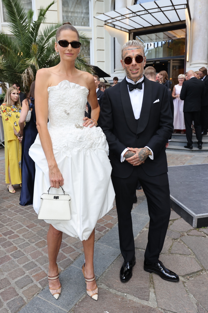 Jejich společný příchod vyvolal velký mediální zájem. Rapper Yzomandias navíc zvolil až překvapivě elegantní look a držel se na zahájení karlovarského festivalu klasiky