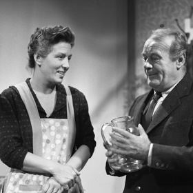 Domácí víno: Hlavu rodiny (Bohuš Záhorský) i své tři dcery ovládá energická matka (Dana Medřická), jež se jim snaží řídit jejich životy.