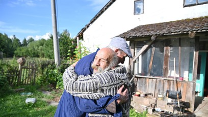 FOTO: Ondřej Klišík se objímá s farářem v den, kdy se měl dozvědět, že jeho bratr František je po smrti.