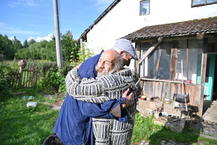 Ondřej Klišík se objímá s farářem v den, kdy se měl dozvědět, že jeho bratr František je po smrti.
