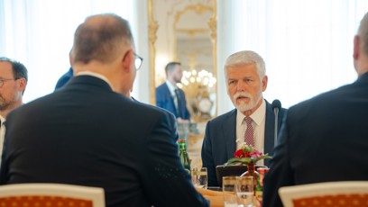 FOTO: Eva Pavlová a Petr Pavel přivítali prezidenta Polska a jeho ženu.