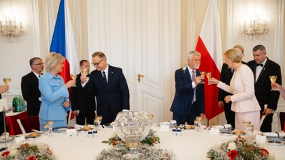 FOTO: Eva Pavlová a Petr Pavel přivítali prezidenta Polska a jeho ženu.
