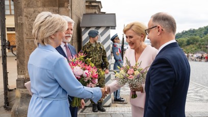 FOTO: Eva Pavlová a Petr Pavel přivítali prezidenta Polska a jeho ženu.