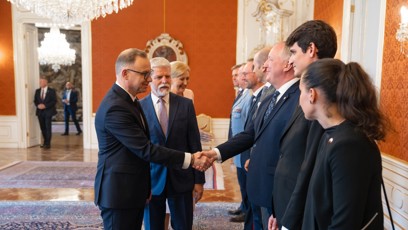 FOTO: Eva Pavlová a Petr Pavel přivítali prezidenta Polska a jeho ženu.