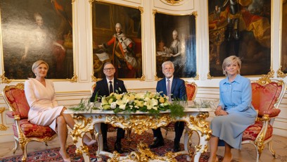 FOTO: Eva Pavlová a Petr Pavel přivítali prezidenta Polska a jeho ženu.