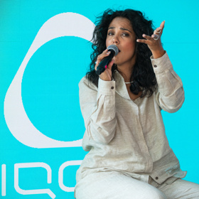 Zpěvačka Zea, civilním jménem Alžběta Ferencová, zazpívala v Karlových Varech. 