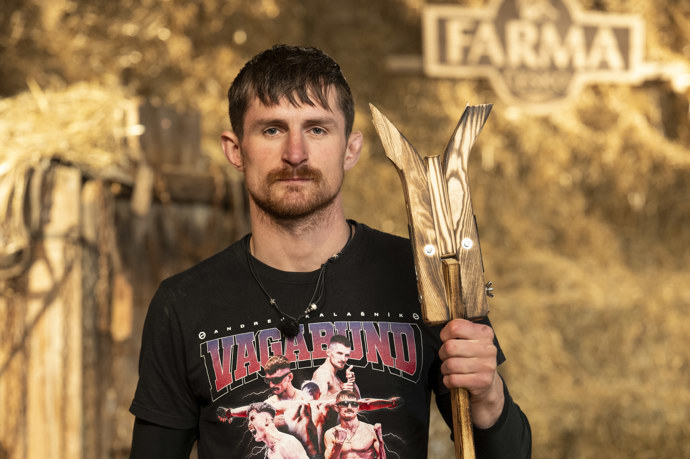 Andrej Farmu opouští.