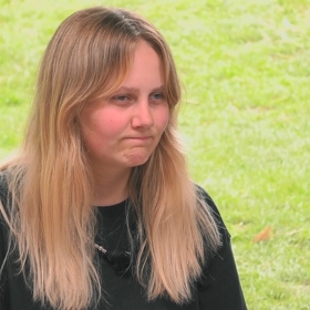 Andrea pomohla Mary a Javierovi s dojením krav.