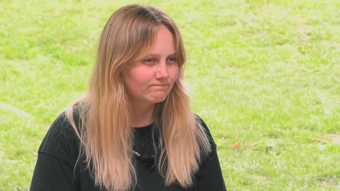 Andrea pomohla Mary a Javierovi s dojením krav.