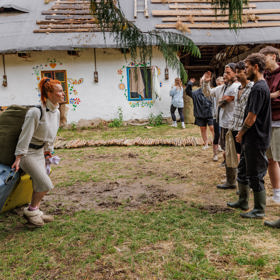 Mary se loučí s farmáři.