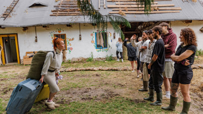 FOTO: Mary se loučí s farmáři.