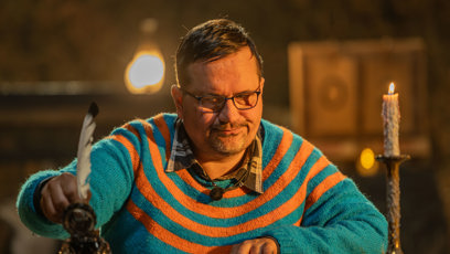 FOTO: Luboš píše dopis.
