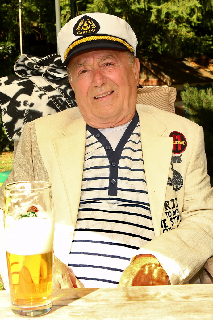 Petr Janda byl pochopitelně oblečen jako kapitán. 
