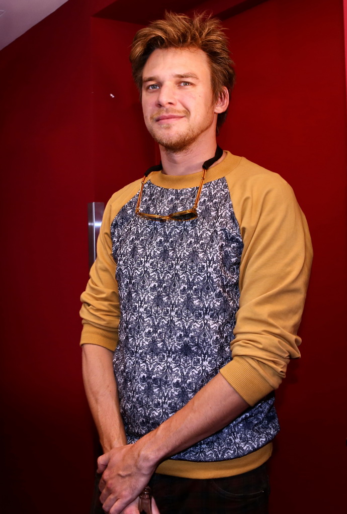 I když Vojtěch Dyk zvolí uvolněnější outfit, rozhodně nepřichází o styl.