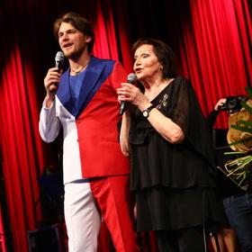 V jeho sbírce jsou barevné, nápadité obleky...