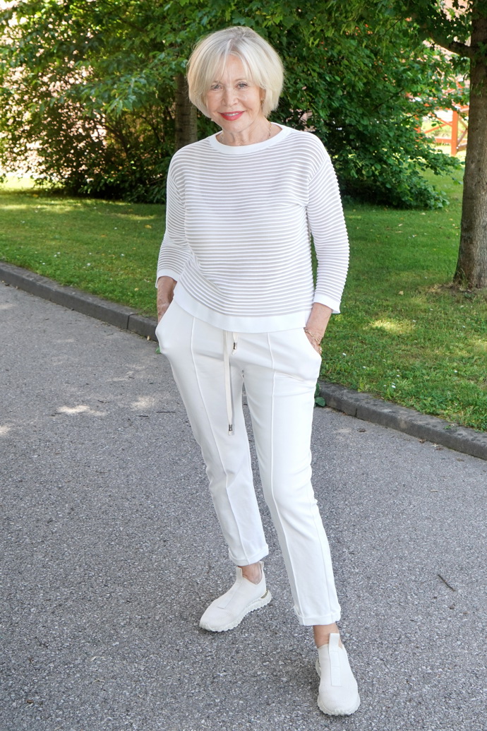 Jana Švandová umí nosit světlé monochromatické outfity tak, že rozhodně nevypadají nudně. Herečku naopak ještě víc omlazují