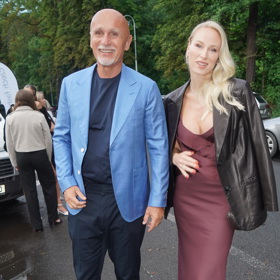 Na filmovém festivalu ve Varech dámy holdovaly také koženým svrškům. Hnědé kožené sako přes jednoduché slip dress zvolila třeba manželka miliardáře Richarda Chlada Anna-Marie Chladová Kánská