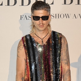 Tanečník Filip Jankovič všem vyrazil dech v duhové flitrované vestě. Tu doplnil zajímavě řešenými kalhotami a především kabelkou s kovovými aplikacemi.